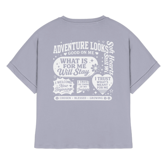 Serene-Blue Oversize-Shirt mit Adventure-Statement-Design für Manifestation, Freiheit und Fernweh.