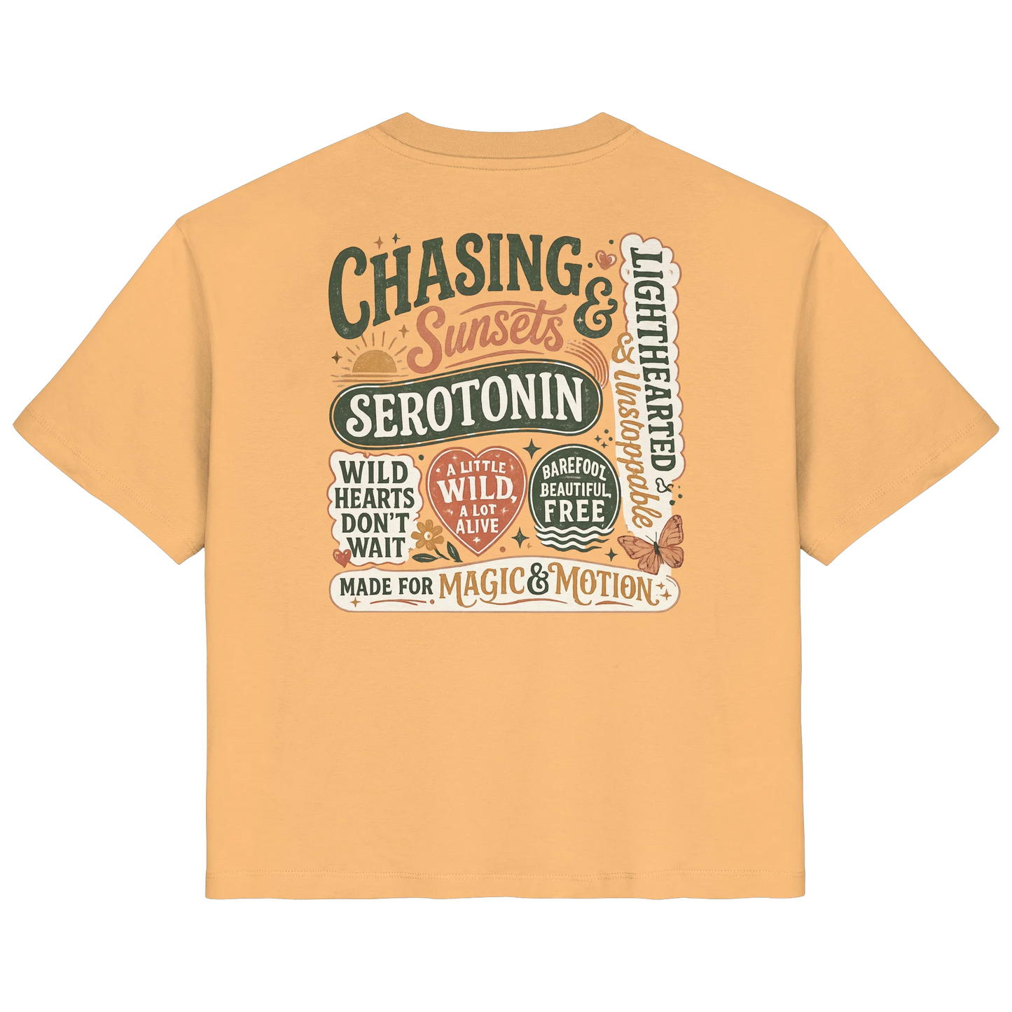 Gelbes Shirt mit kreativem „Chasing Sunsets & Serotonin“-Retro-Design, Statements, Bannern und Schmetterlingen.