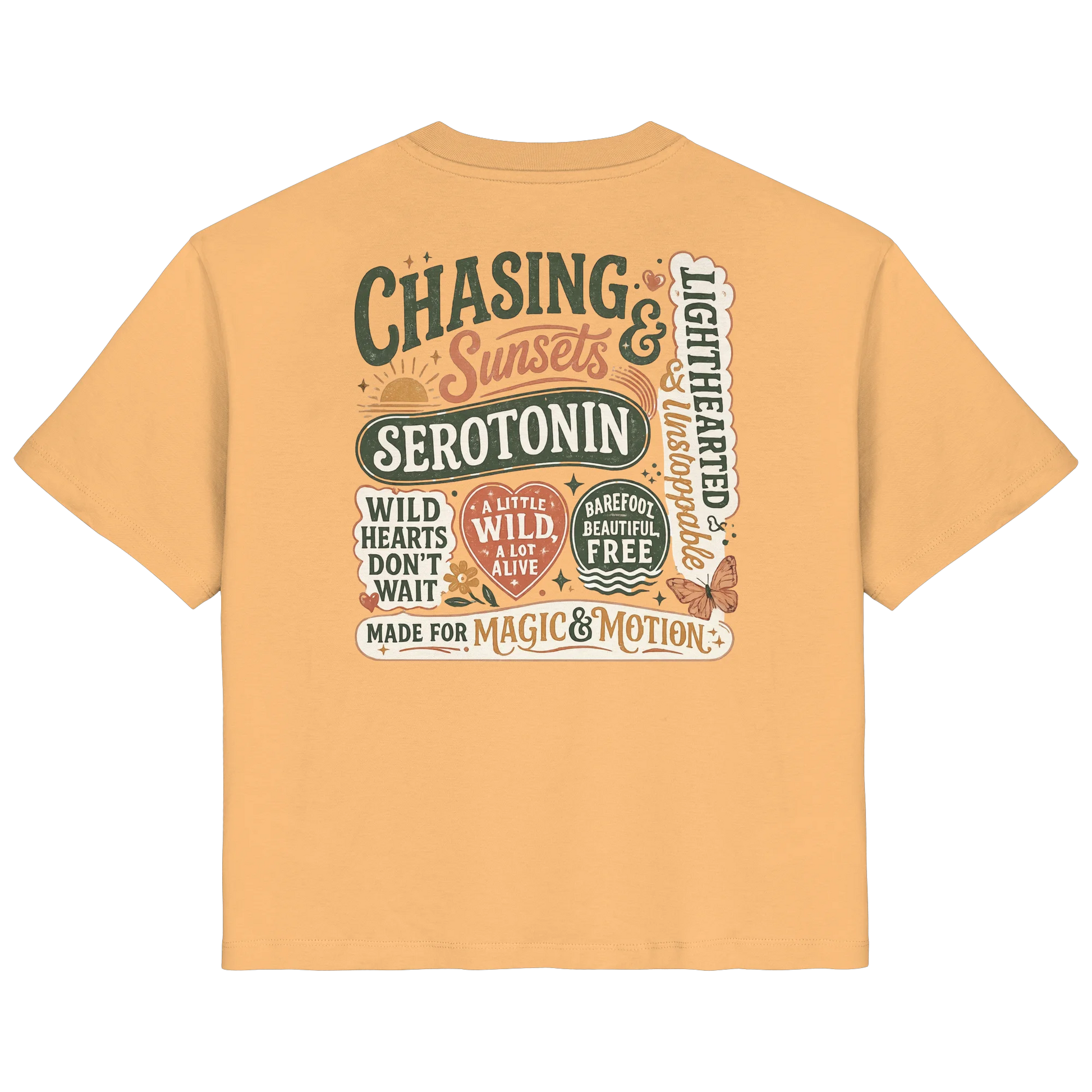 Gelbes Shirt mit kreativem „Chasing Sunsets & Serotonin“-Retro-Design, Statements, Bannern und Schmetterlingen.
