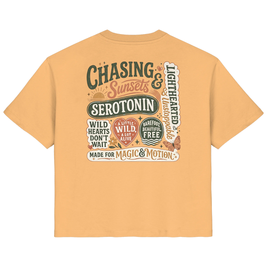 Gelbes Shirt mit kreativem „Chasing Sunsets & Serotonin“-Retro-Design, Statements, Bannern und Schmetterlingen.