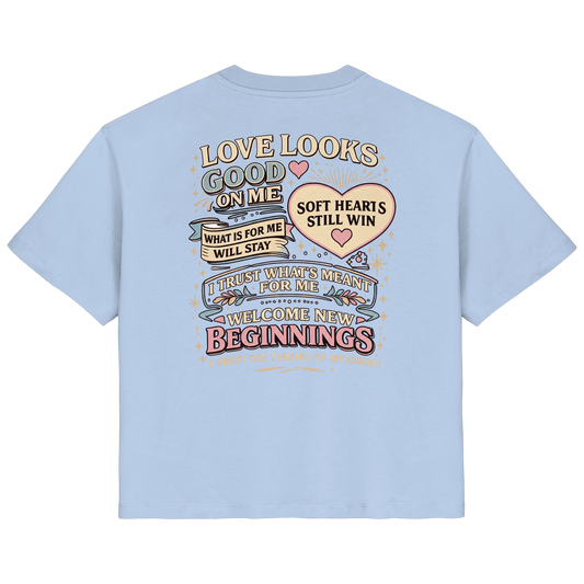 Hellblaues Shirt mit Love-Statement-Design und positiven Schriftzügen zu Selbstliebe und Vertrauen.