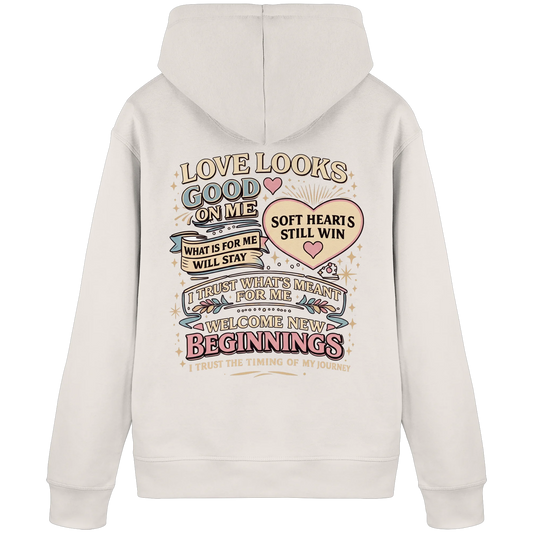 Heller Hoodie mit großem Love-Statement-Design und Schriftzügen zu Selbstliebe, Vertrauen und Neuanfang.