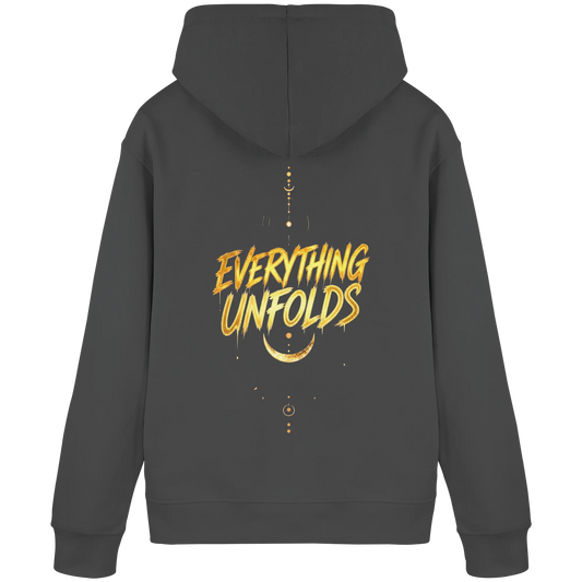 Bottle-Green Hoodie mit goldenem „Everything Unfolds“-Rückenmotiv, Sichelmond und fließenden Linien.