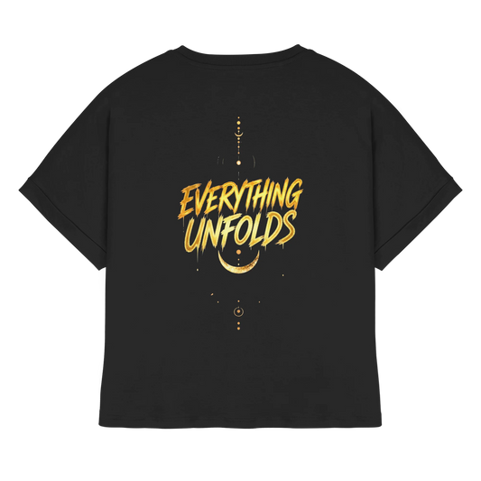 Schwarzes Oversize-Shirt mit goldenem „Everything Unfolds“-Motiv, Sichelform und feinen Linien.