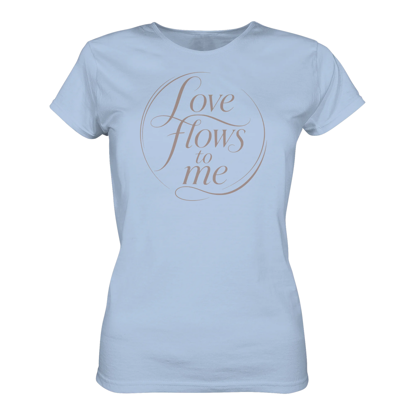 Hellblaues Shirt mit „Love Flows to Me“-Schriftzug in runder, sanfter Typografie.