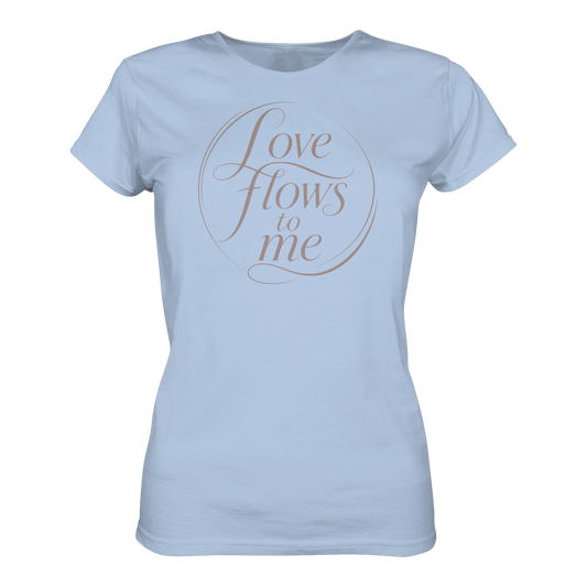 Hellblaues Shirt mit „Love Flows to Me“-Schriftzug in runder, sanfter Typografie.