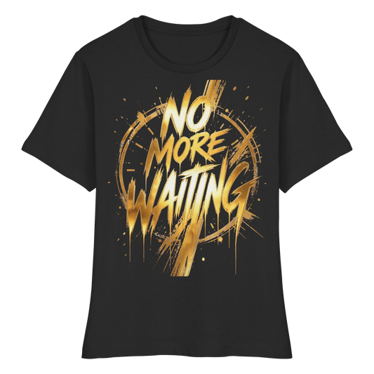 Schwarzes tailliertes Shirt mit goldenem „No More Waiting“-Motiv, offener Kreisform und Brush-Schrift.