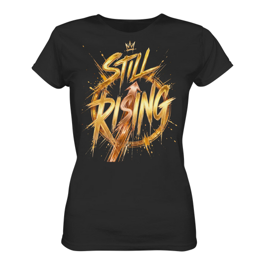 Schwarzes Shirt mit goldenem „Still Rising“-Motiv, Krone und kraftvoller Brush-Typografie.